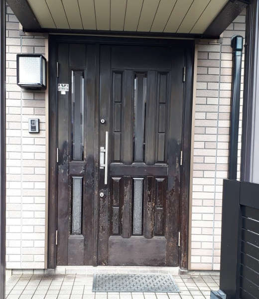 [施工前] すっかり古びてしまった玄関のドアが、、、